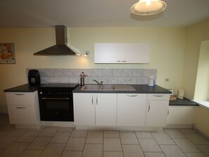 Fridge, microwave, oven, dishwasher - Spacious Family-Friendly Cottage with Large Terrace, Garden, and Easy Access to Ski and Lake Activities (Docelles)