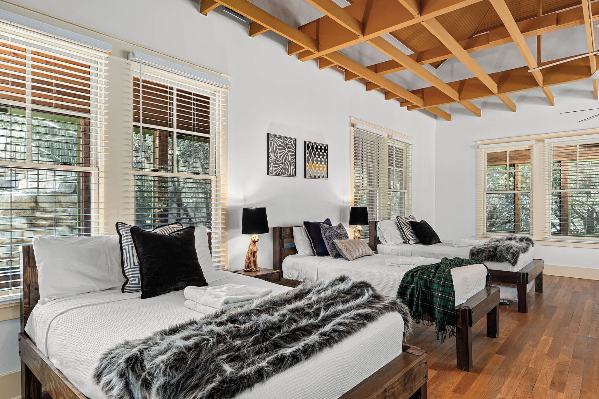 5 habitaciones, escritorio y tabla de planchar con plancha 