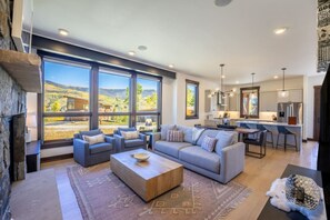 Smart TV, chimenea, libros y estéreo