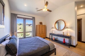 3 bedrooms, desk, iron/ironing board, free WiFi