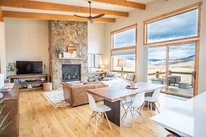 Smart-TV, Kamin, Bücher