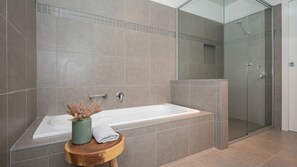 Badewanne, Haartrockner, Handtücher