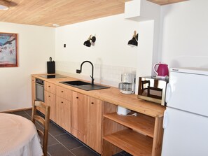 Fridge, microwave, oven, dishwasher - Sunny Ground Floor Chalet with Terrace, Near Center and Ski Trails (Pralognan-la-Vanoise)