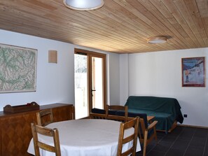 Interior - Sunny Ground Floor Chalet with Terrace, Near Center and Ski Trails (Pralognan-la-Vanoise)
