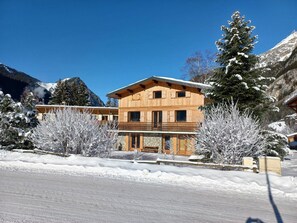 Exterior - Sunny Ground Floor Chalet with Terrace, Near Center and Ski Trails (Pralognan-la-Vanoise)
