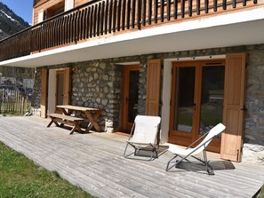 Outdoor dining - Sunny Ground Floor Chalet with Terrace, Near Center and Ski Trails (Pralognan-la-Vanoise)