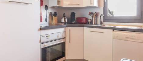 Refrigerador, microondas, horno, lavavajillas