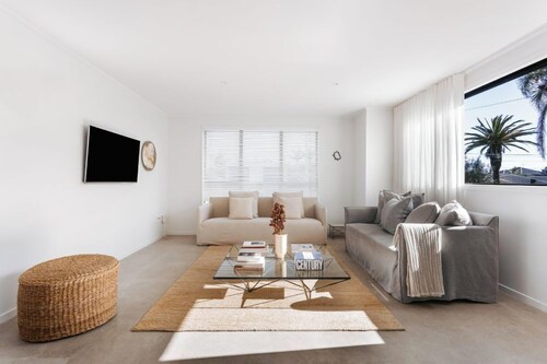 The Sweet Spot - Stylish 3-Bedroom Beachside Home Featuring a Sunny Deck, Outdoor Shower, Modern Kitchen, Off-Street Parking, Secure Fenced Yard, Pet-Friendly, Just 5 Minutes from the Beach