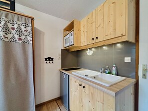 Een koelkast, een microgolfoven, een diepvriezer