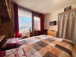 Een strijkplank/strijkijzer