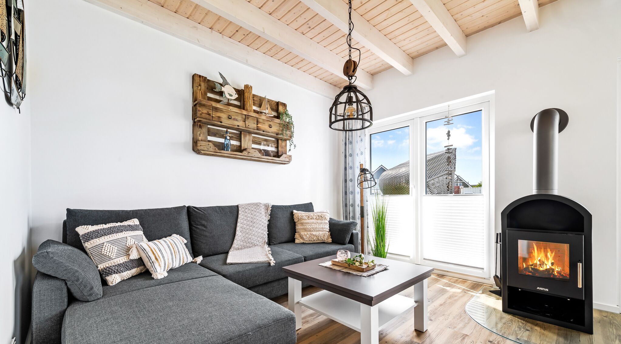 Fernseher, Kamin, Tischtennisplatte, Videothek