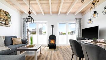 Fernseher, Kamin, Tischtennisplatte, Videothek