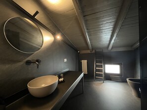 Douche, sèche-cheveux, bidet, serviettes fournies