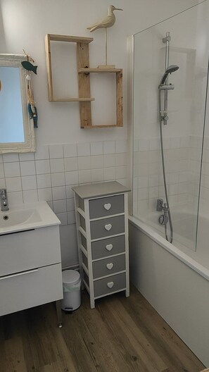 Badewanne, Haartrockner, Handtücher