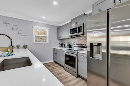 Signature House, 3 Bedrooms, Non Smoking, Terrace | Private kitchen | Fridge, microwave, oven, stovetop