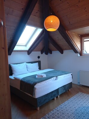 2 Schlafzimmer, Schreibtisch, Bügeleisen/Bügelbrett, Reisekinderbett