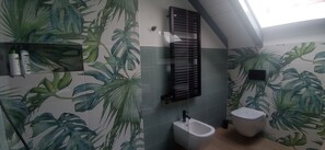 Shower, hair dryer, bidet, towels