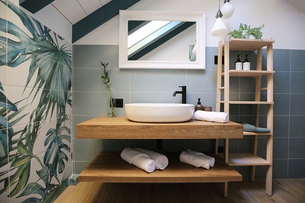 Shower, hair dryer, bidet, towels