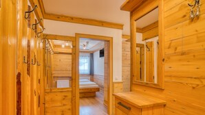 Un intérieur en bois avec un couloir menant à une chambre.
