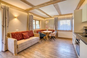 55-tommers fladskærms-tv med kabelkanaler, tv