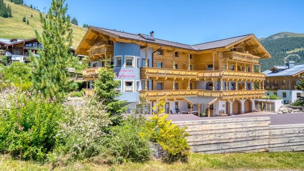 Un grand bâtiment en bois doté de nombreux balcons et d’une enseigne indiquant qu’il s’agit d’un hôtel.