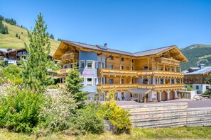Un grand bâtiment en bois doté de nombreux balcons et d’une enseigne indiquant qu’il s’agit d’un hôtel.