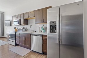 Jääkaappi, mikroaaltouuni, uuni, liesi