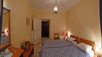 Minibar, coffres-forts dans les chambres, bureau