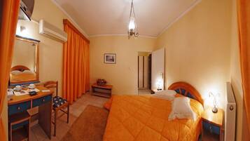 Baignoire, sèche-cheveux, serviettes fournies, savon