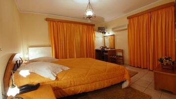 Minibar, brankas, meja kerja, dan ruang kerja ramah laptop