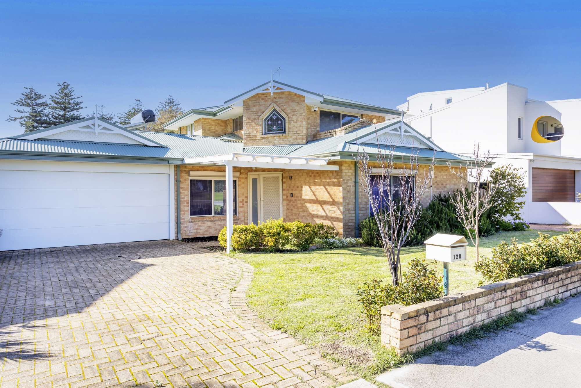 Huge house across from Cottesloe Tennis Club! 6min walk to Cott beach. Free WIFI