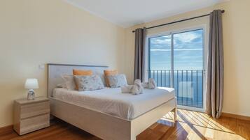 House | 2 bedrooms, iron/ironing board, travel cot, WiFi