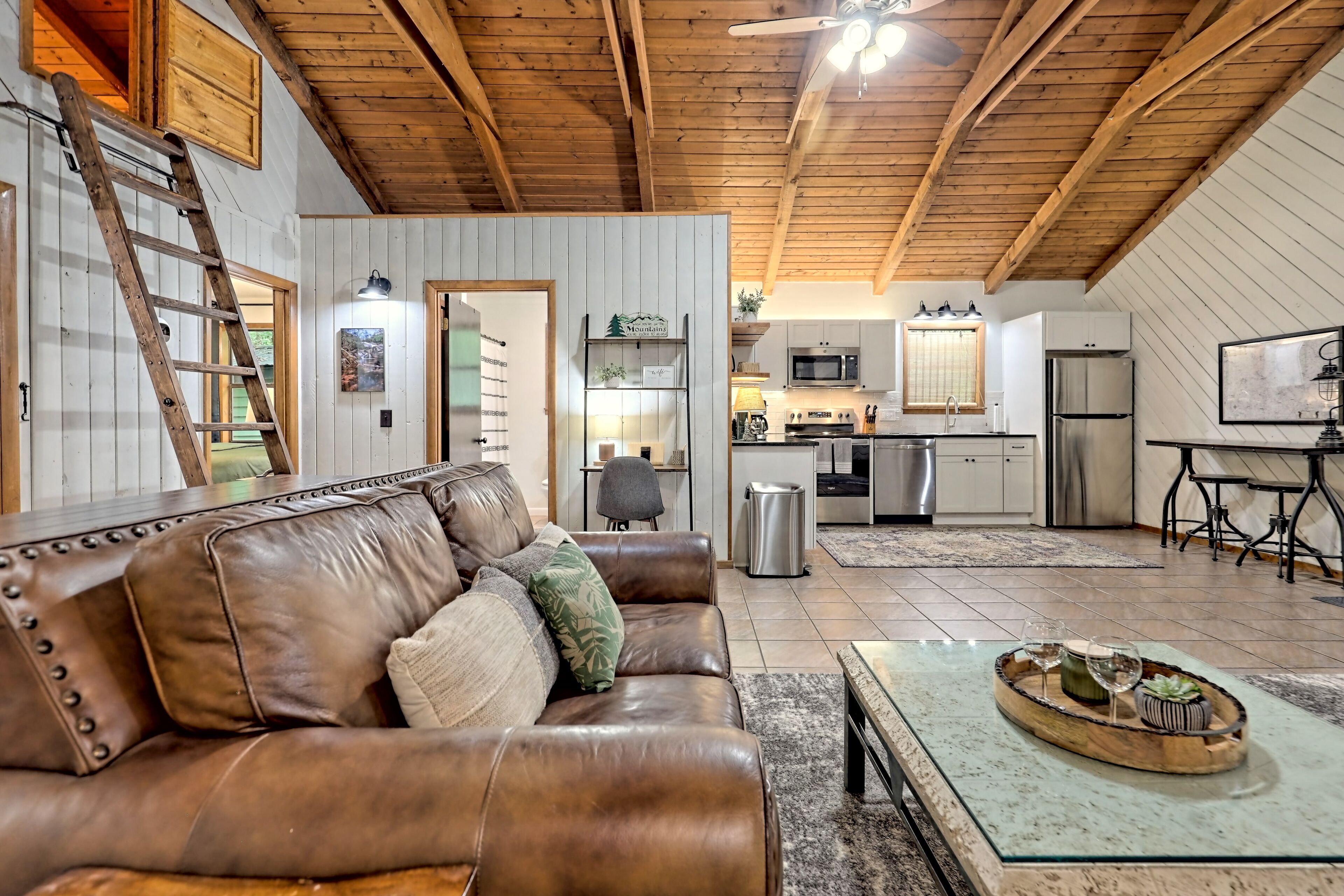 “Serenity Wow!” Cabin on the Creek Close to Town