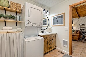 Combined shower/bathtub, hair dryer, towels, soap - “Serenity Wow!” Cabin on the Creek Close to Town (Blairsville)