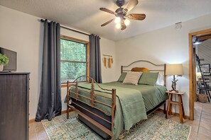 2 bedrooms, desk, iron/ironing board, free WiFi - “Serenity Wow!” Cabin on the Creek Close to Town (Blairsville)