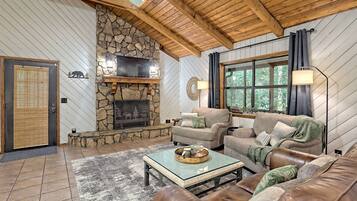 Smart-TV, Kamin, Bücher