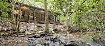“Serenity Wow!” Cabin on the Creek Close to Town
