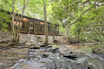 “Serenity Wow!” Cabin on the Creek Close to Town