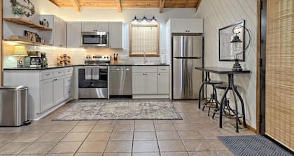 “Serenity Wow!” Cabin on the Creek Close to Town