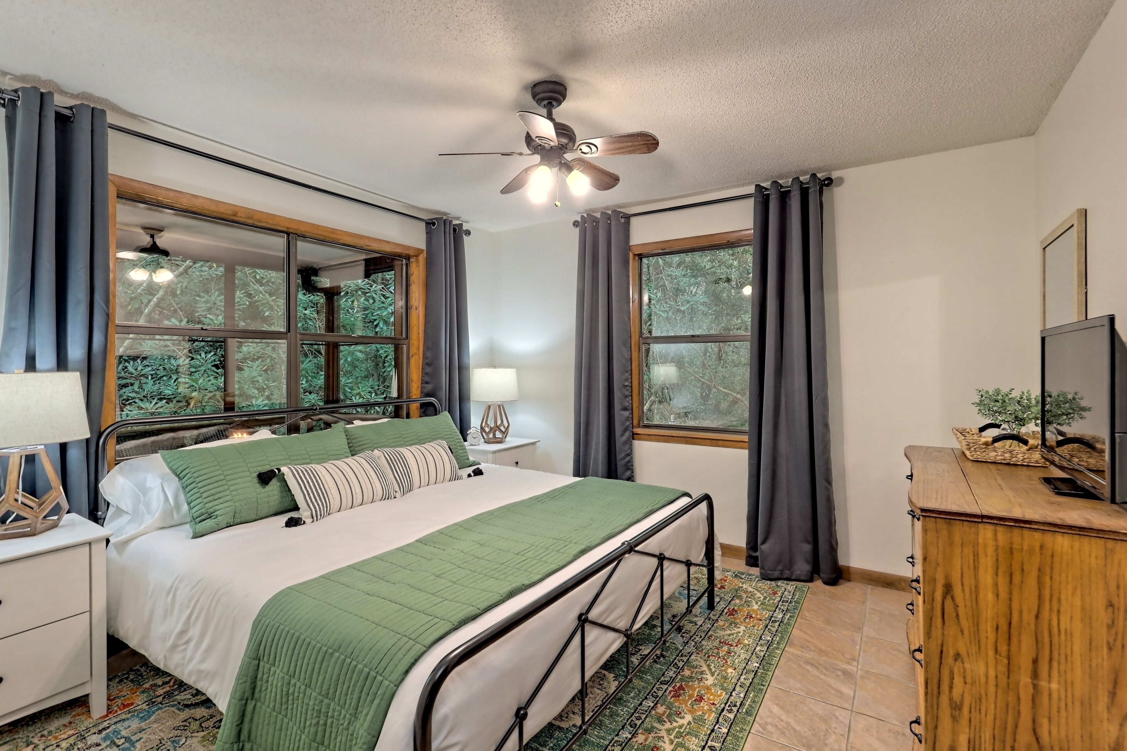 “Serenity Wow!” Cabin on the Creek Close to Town