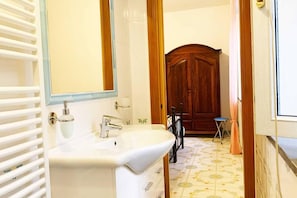Casa | Baño | Tina y regadera independientes, tina profunda, toallas 