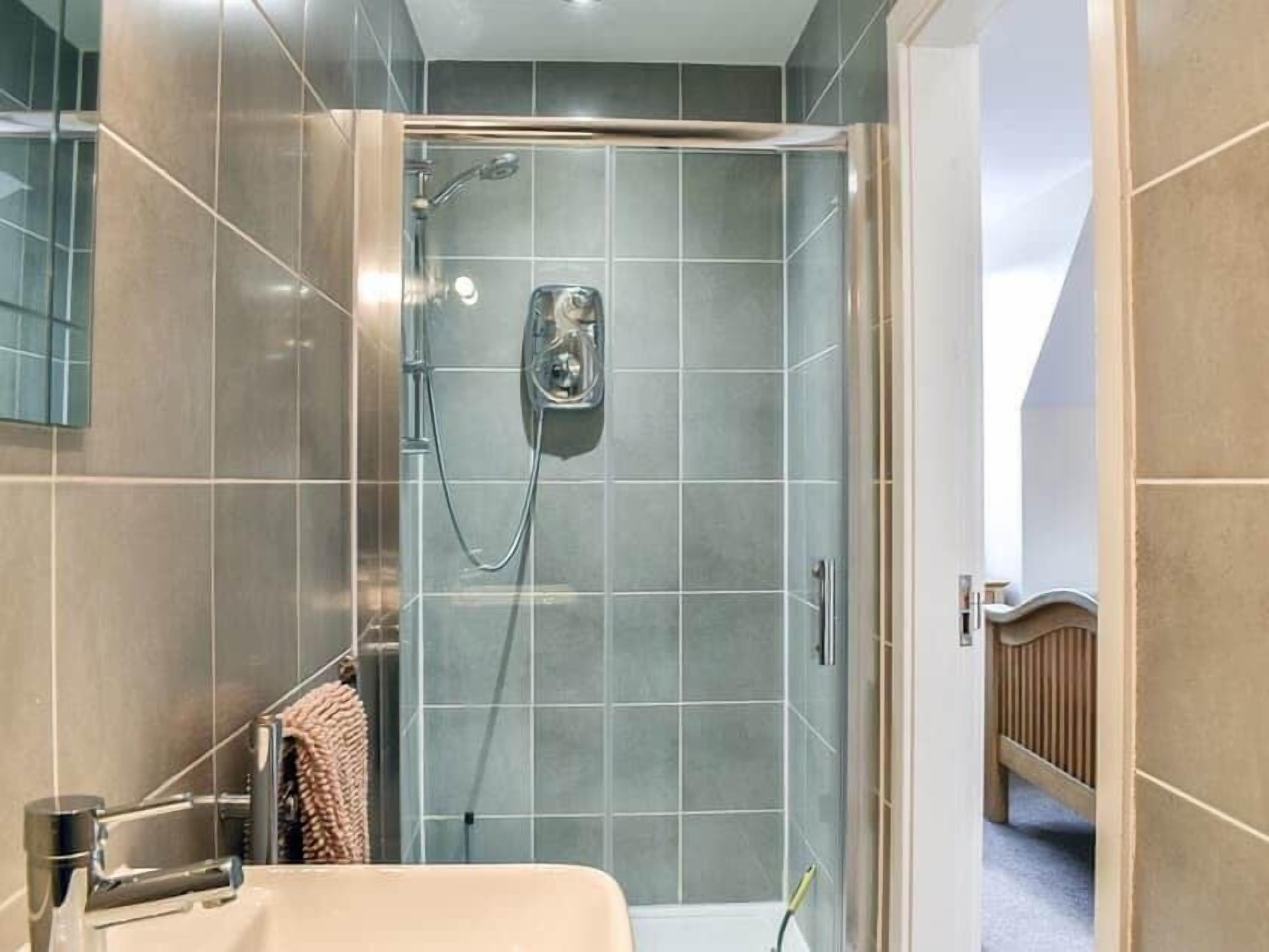 Bathtub, bidet