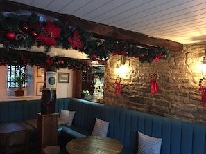 Bar (on property) - The Swan Inn (High Peak)