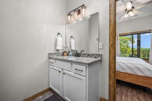 5 habitaciones, tabla de planchar con plancha y cuna de viaje