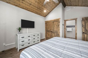 5 habitaciones, tabla de planchar con plancha y cuna de viaje