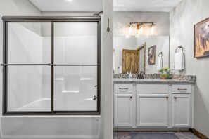 Combined shower/tub, hair dryer, towels, shampoo - Private HotTub - Pool Front - Boat Slip Included (Branson)