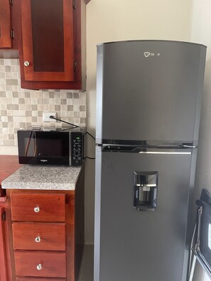 Frigorifero, microonde, piano cottura, macchina per tè/caffè