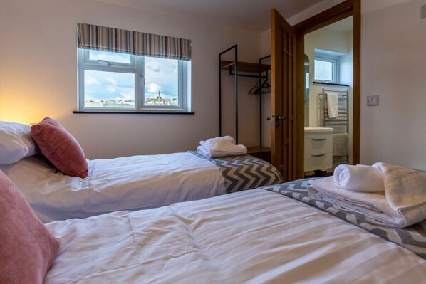 5 slaapkamers, een strijkplank/strijkijzer, gratis wifi, beddengoed