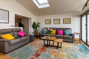 Een televisie, een open haard, een tafeltennistafel en boeken