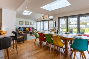 Dining - Modern, luxury and spacious - A great place for family and friends to relax! (Cornwall)